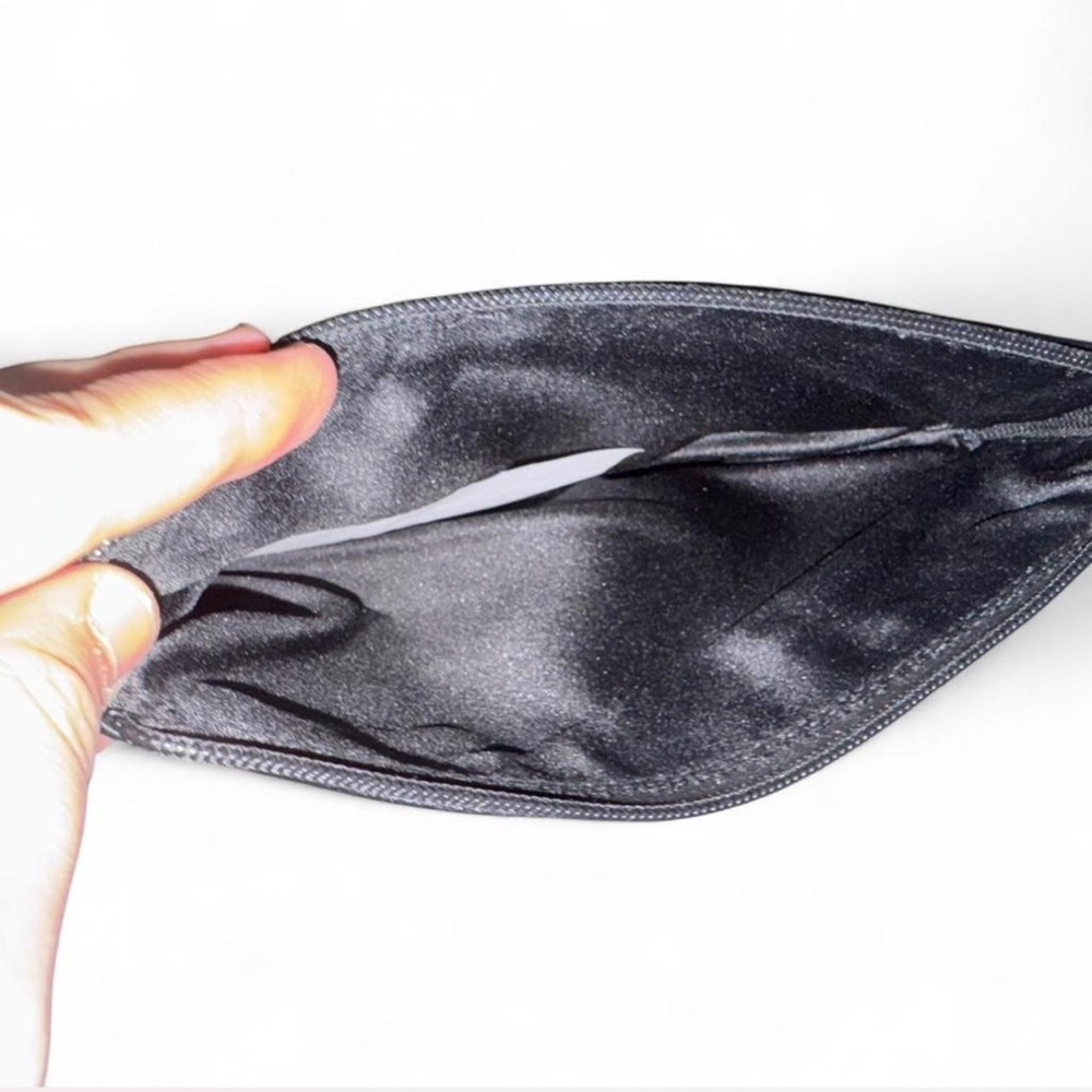 🔥Fenty Black Embossed Zipper Pouch Bag- Makeup Bag Never Used - Picture 3 of 3